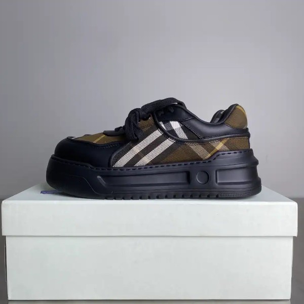 BURBERRY SNEAKERS - BBR032
