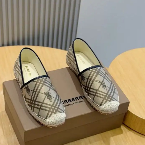 BURBERRY CANVAS STRAW BUCKET - BBR040