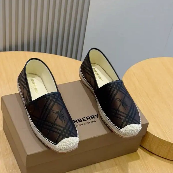 BURBERRY CANVAS STRAW BUCKET - BBR046