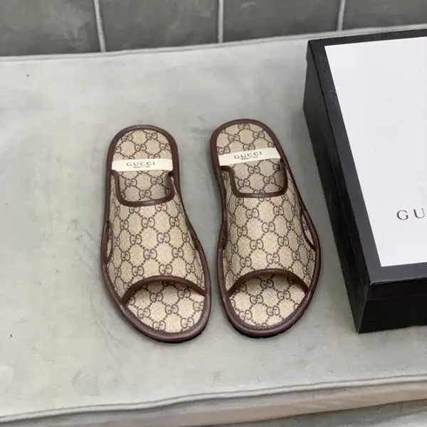 GUCCI MEN'S GG SUPREME SLIDE SANDAL - GSL063