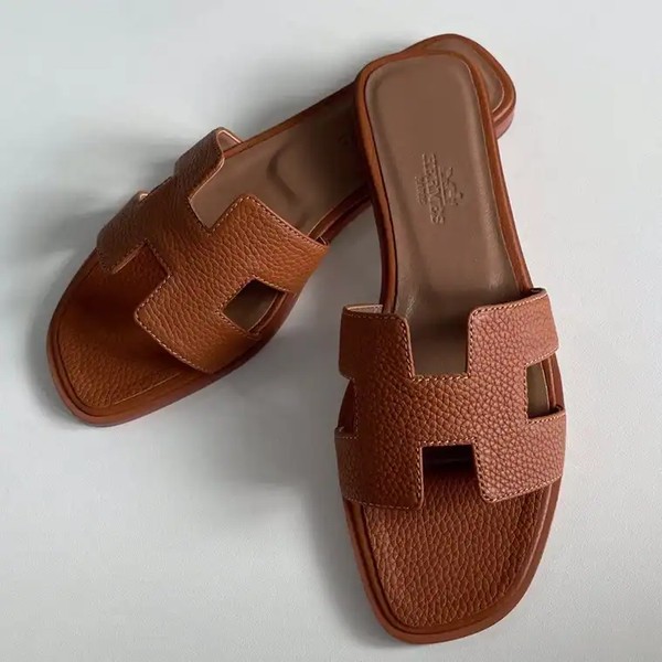 HERMES ORAN SLIDE SANDALS IN GOLD CLEMENCE LEATHER - HMSD105